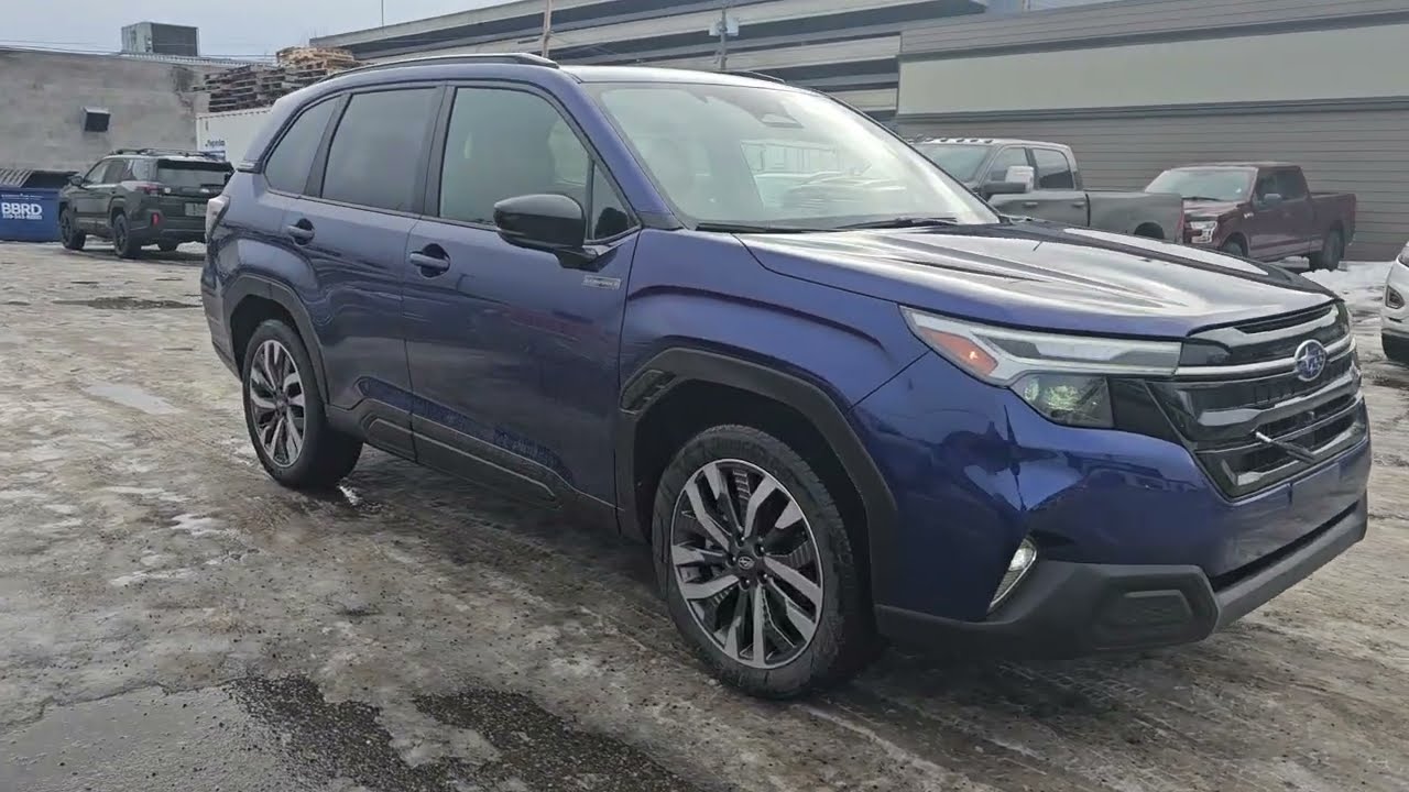 Subaru Forester E-BOXER Hybrid 2026 года выпуска, цвет сапфирово-синий, артикул 26FR8521.