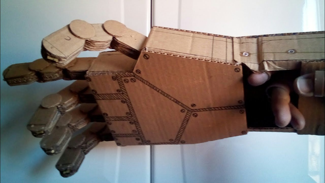 mão robótica de papelão