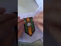 Tekhnik (cara) menjahit lambang sekolah yang berada tepat di saku baju