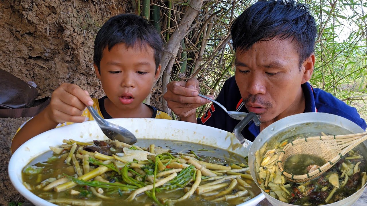 แกงหน่อไม้สดๆร้อนๆใส่ผักใส่เห็ด ແກງຫນໍ່ໄມ້ຮ້ອນໆ 