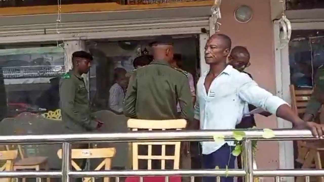 ça chauffe à Moroni Un huissier de justice de force de l'orde ferme une boutique