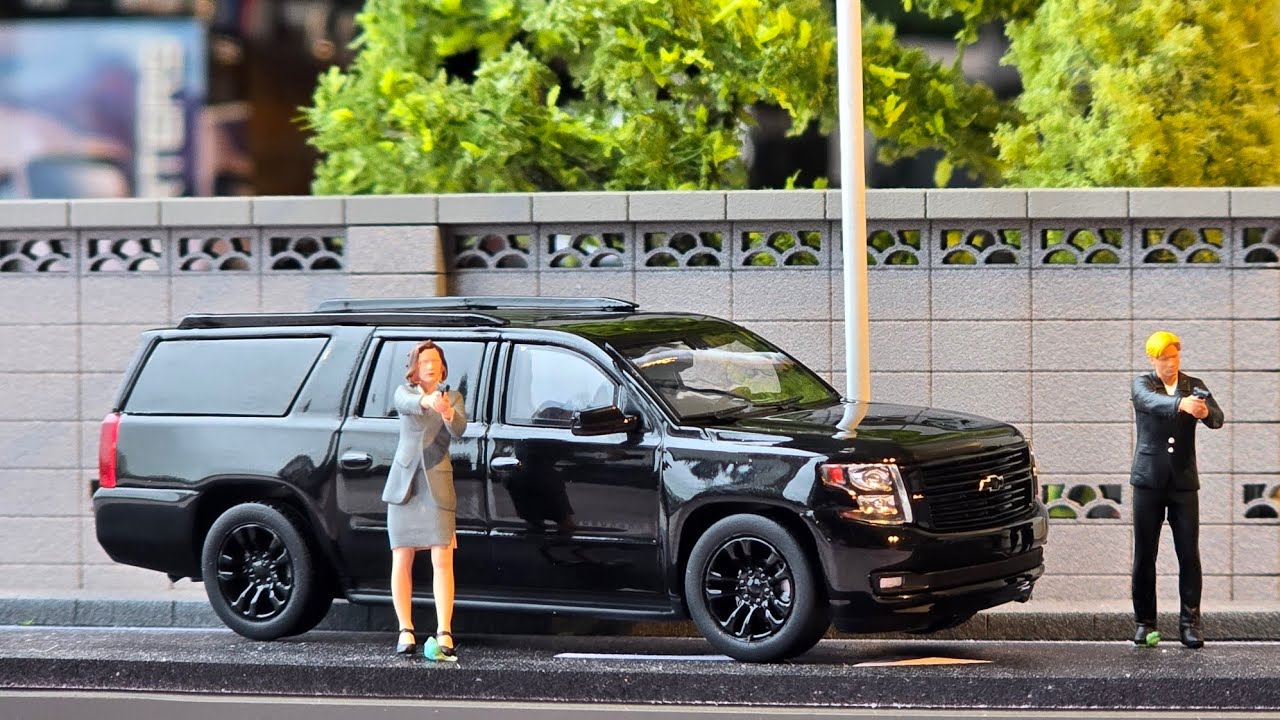 They send the wrong version 🥲 GOC Chevrolet Suburban. Diecast Car model 1/64 scale.