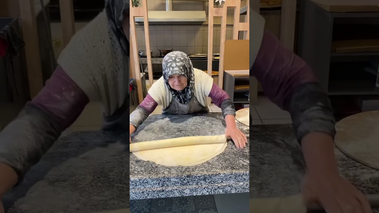 50 YILDIR YUFKA AÇAN EMİNE TEYZE????????✅ #food #pizza #yemek #yemektarifleri 50 YILDIR YUFKA AÇAN EMİNE TEYZE????????✅ #food #pizza #yemek #yemektarifleri