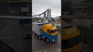 Beladener LKW. verläst den Hof