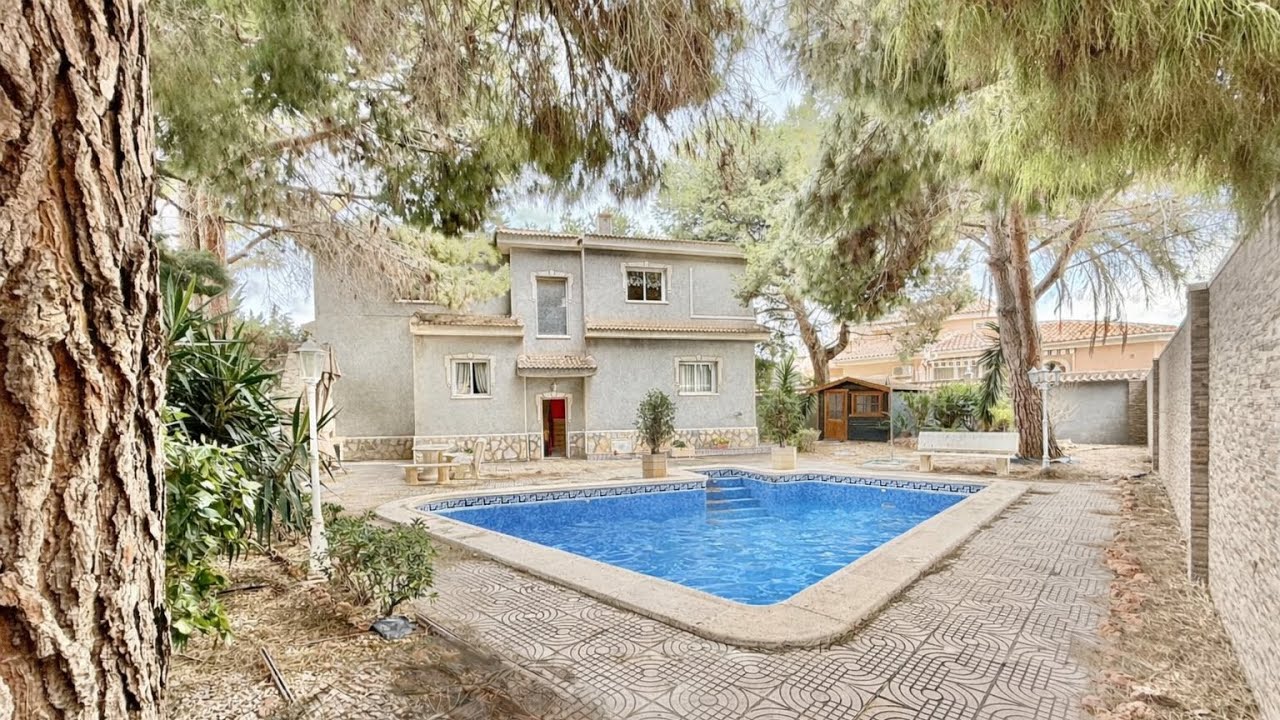 Chalet con 800 m de parcela en venta en Torrevieja. Se vende casa junto Hotel La Laguna, Doña Pepa