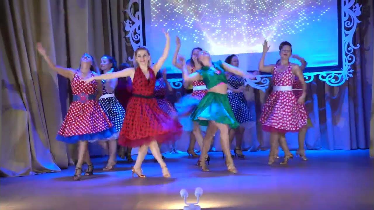 Сцены в парках. Танец королевы видео. Queen танцы. Танец королева красоты. Королева танцев.