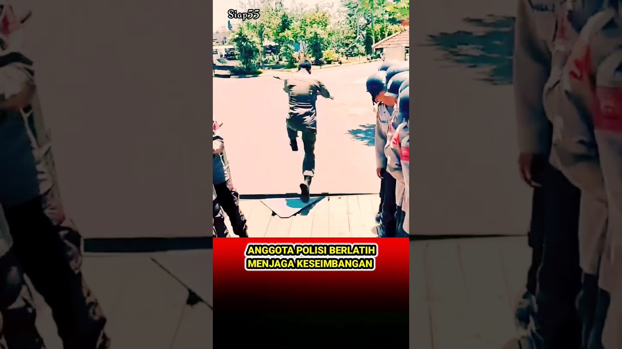 ANGGOTA POLISI LOMPAT DARI ATAS TRUK BERJALAN 