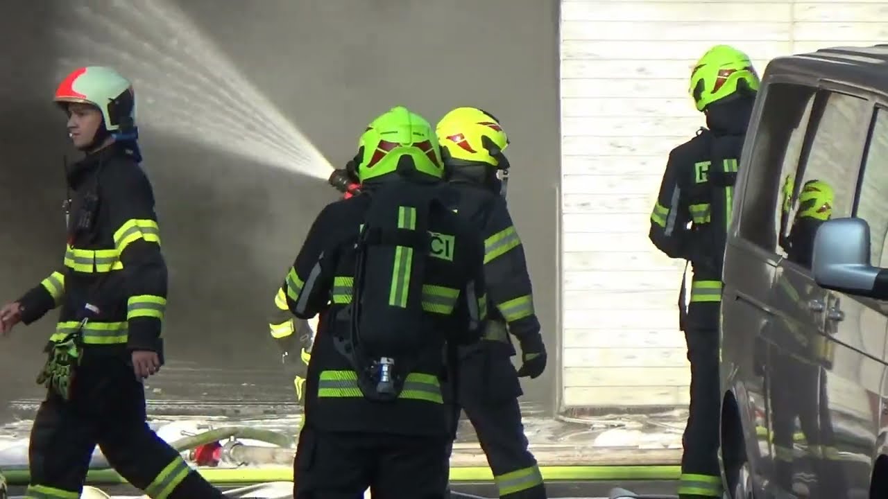 Velký požár OC v Otrokovicich a zásah hasičů..