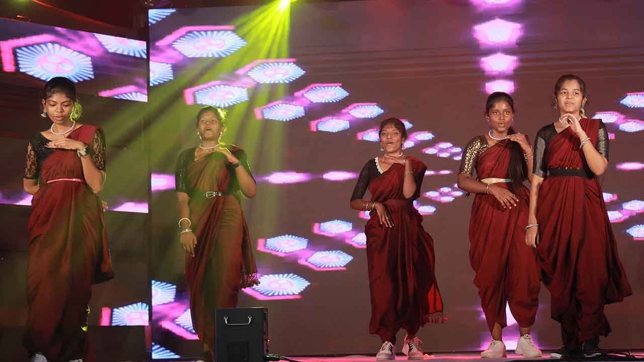 Thanusha & team | Group Dance | Loyola - Kanyakumari | Mehbooba ...