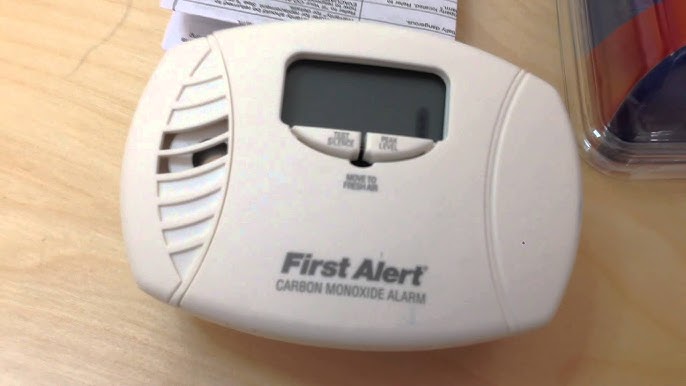 First Alert CO600 Plug-In Carbon Monoxide Detector