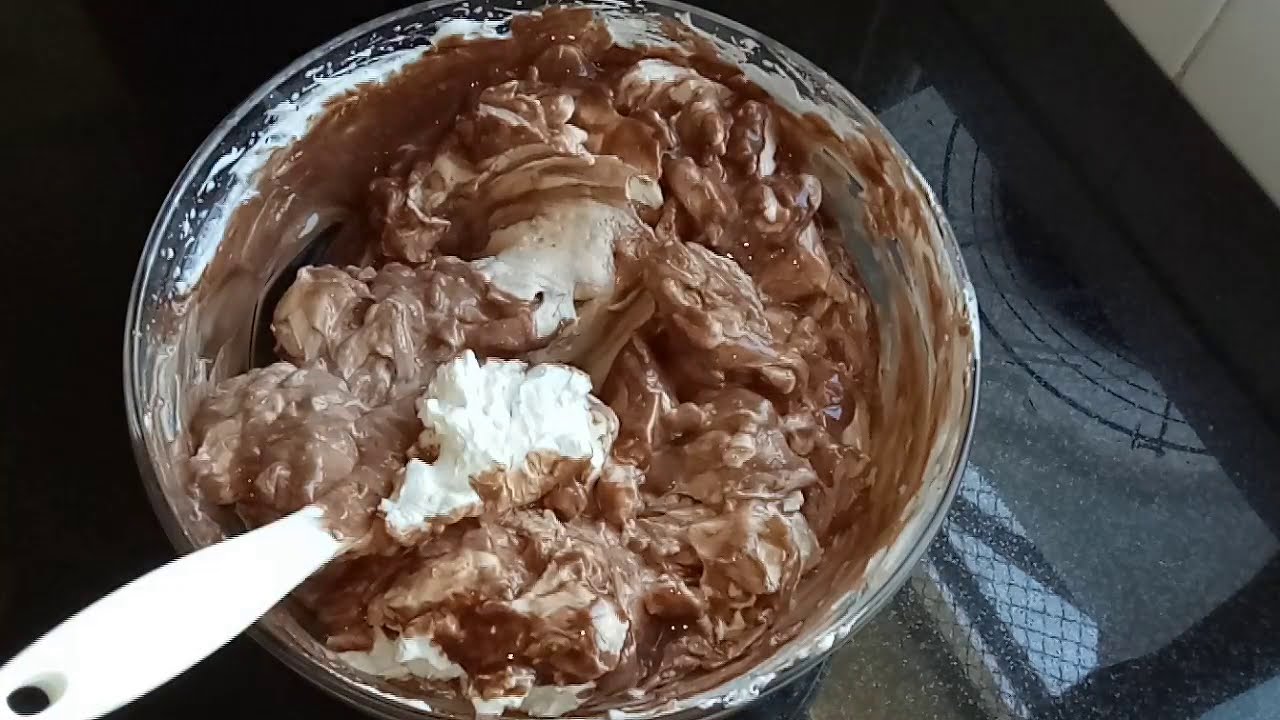 هذي هي الكيكة اللي غتعمل ضجة لعشاق الشكولا  والكريما راقية لذيذة فرحي بيها وليدات