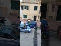 Fa suonare l'inno dalla finestra! Ecco cosa fanno le volanti della Polizia che passavano in strada!