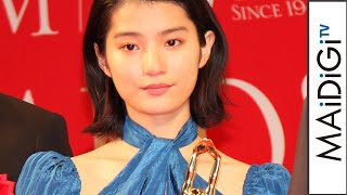 蒔田彩珠、鮮やかブルーのドレス姿で魅了　「朝が来る」で毎日映コン女優助演賞受賞