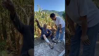 A kind young man took the injured 80-year-old man to his destination.#rescue