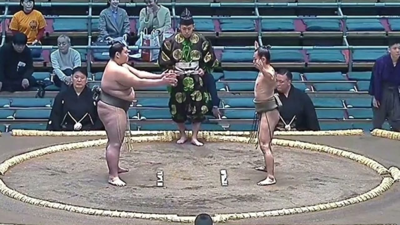 「肋骨が浮き出て…」「私より軽い力士きた」62キロ小兵に驚きの声 体重2倍超の巨漢を豪快になぎ倒して館内喝采