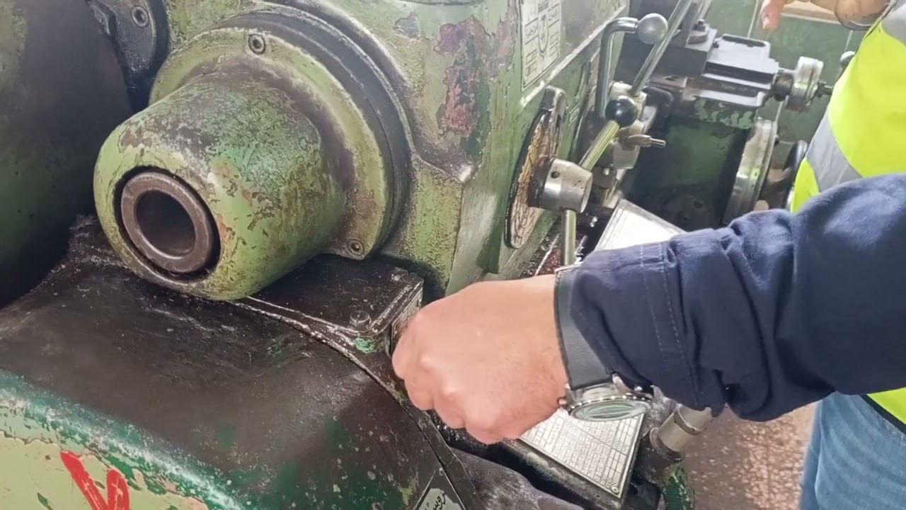 شرح كيفية تنفيذ عملية القلاووظ علي المخرطة.للاستاذ سامح عبدالله مدرسة الشهيد طيار