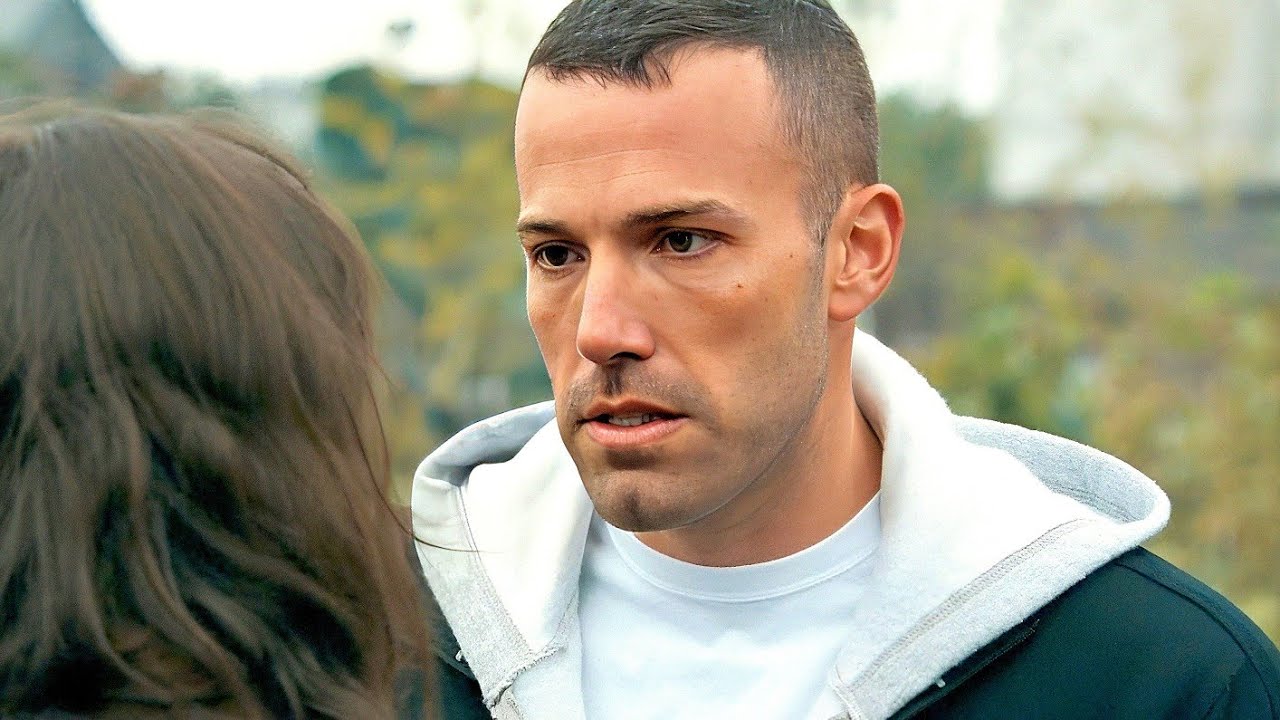 Он зарабатывает на жизнь ограблением банков — до тех пор, пока не влюбляется в управляющую банком...