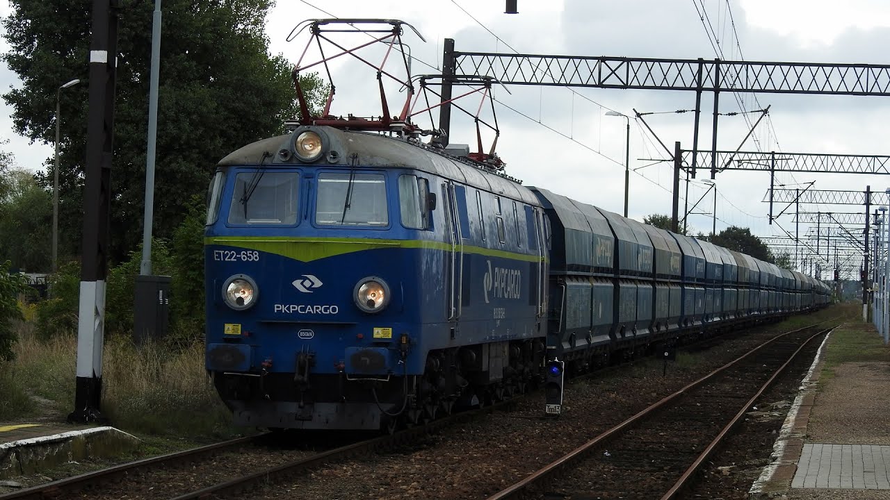 ET22-658 z długim składem talbotów do Turoszowa na stacji Jelcz-Laskowice.