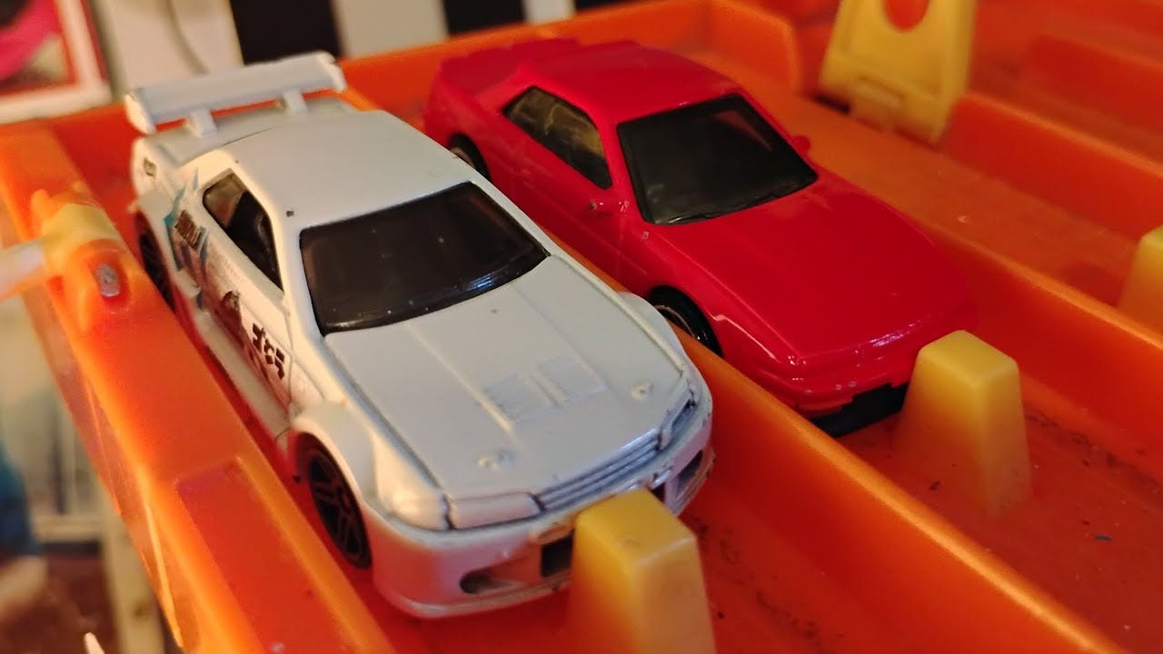 Nissan Skyline GTR R32 Godzilla Edition vs Nissan Silvia S13. Legendary Nissan cars drag race.