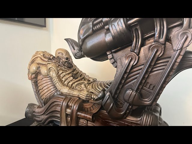 Sideshow Collectibles Space Jockey Maquette - H.R. Giger Pilot in