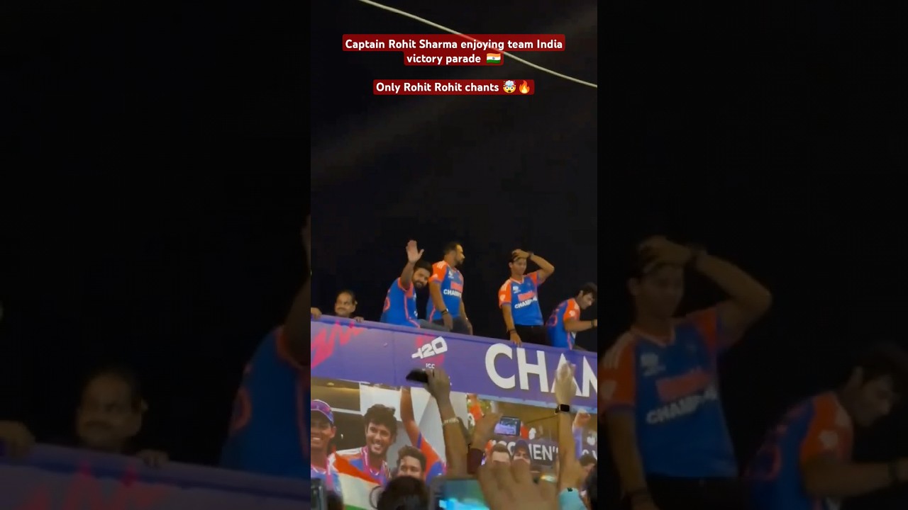 Captain Rohit Sharma enjoying team India victory parade 🇮🇳Only Rohit Rohit chants 🤯🎉! 