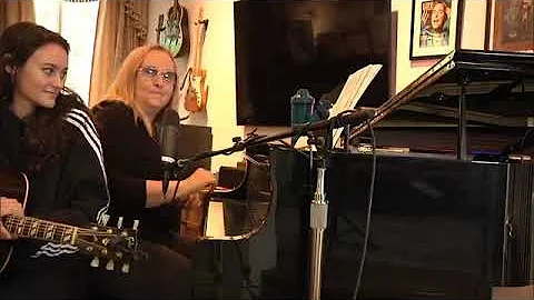 Melissa Etheridge performs Fix You by Coldplay wit...