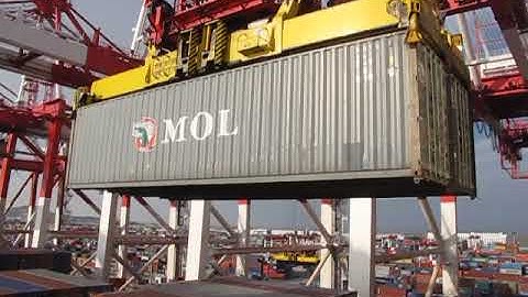Twin spreader operations in Yangshan container terminal - 2
