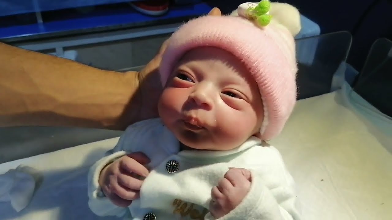 Tiny Sips, Big Smiles – Newborn Baby’s First Bottle Feeding