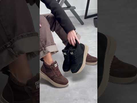 Спортивні замшеві чорні зимові черевики на бежевій підошві, відео 1