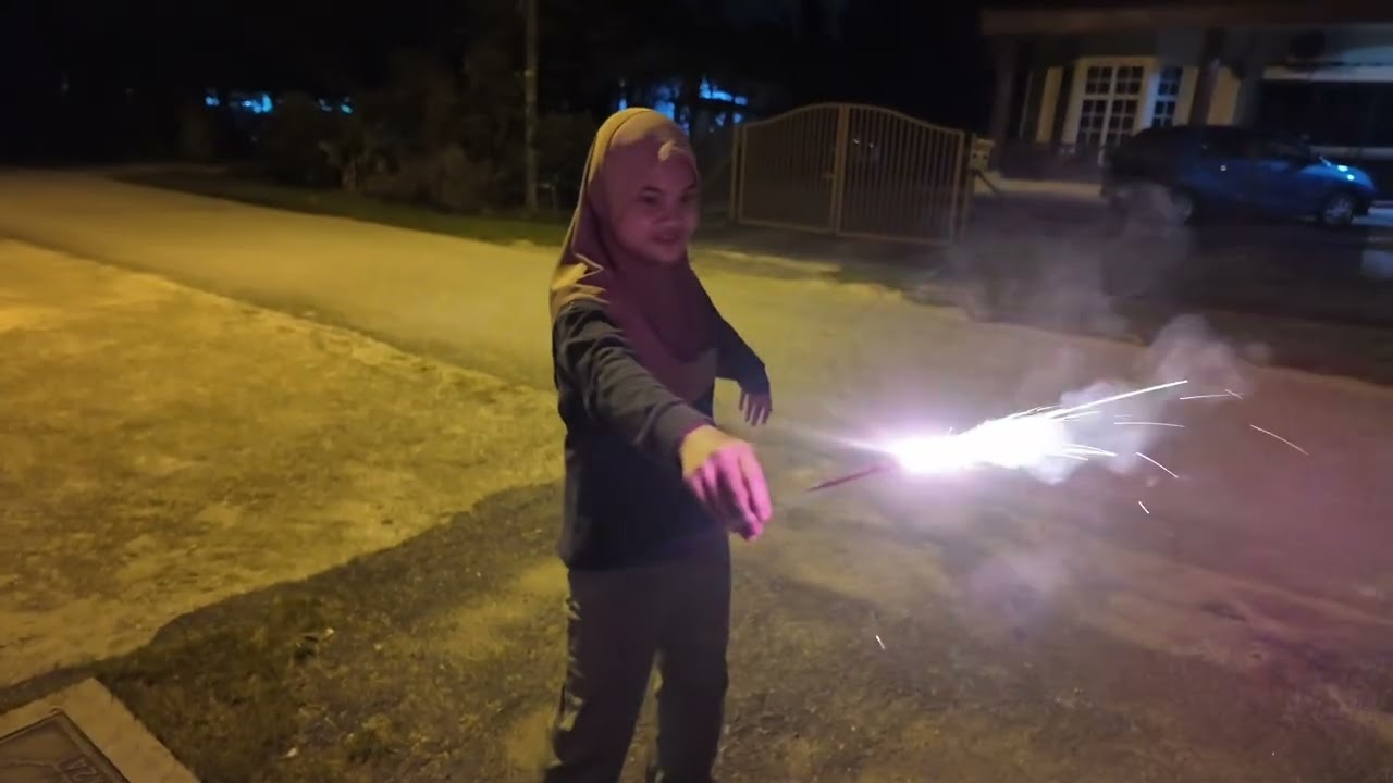 Cem merajuk xdapat berbuka di gamuda. Mel, yasmin  dgn mama main bunga 4pi