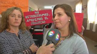 Padres y alumnos toman colegio de Bengolea en apoyo al director