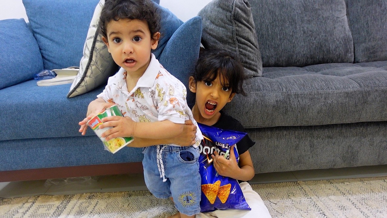 حمودي ياخذ اغراض سارة كلها !!