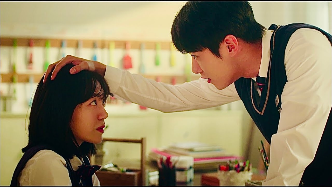 بتشتغل مدرسة فى نفس مدرستها القديمة وهناك بتقابل طالب شبه حبيبها القديم بالظبط