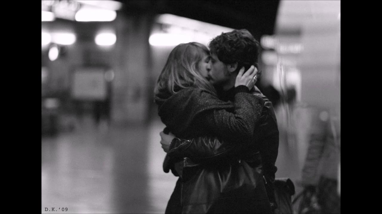 Поцелуй на прощание мы встретимся дома. Встреча на вокзале влюбленных. Долгожданная встреча влюбленных. Встреча объятия. Поцелуй на вокзале.