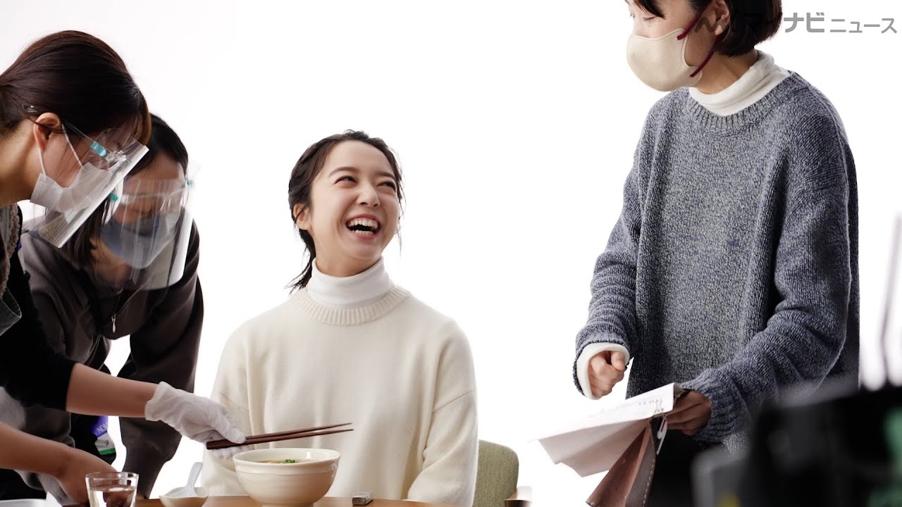 上白石萌音、無邪気に笑う姿が天使すぎる！スタッフも思わず「可愛い」を連発！？『キッコーマン 大豆麺』新CMメイキング公開
