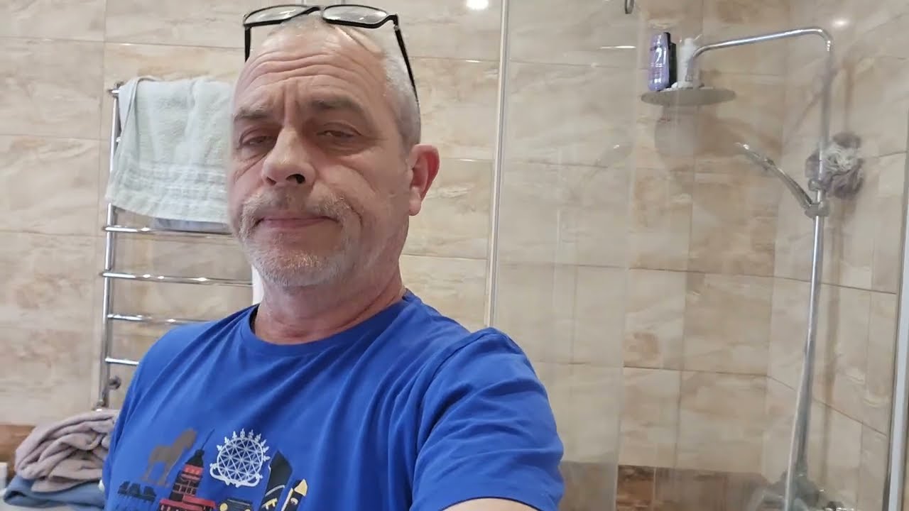 Пытаюсь отмыть душ кабину 🚿