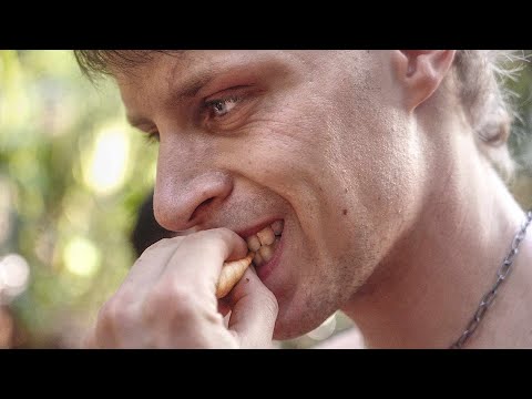 Affenfleisch und Riesenmaden schmecken nach ___ ? | Mentawai - Joris