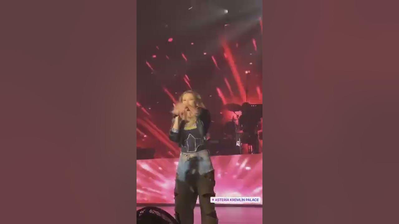 hadise concert 💙 - YouTube