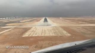 مشهد رائع لحظة هبوط طائرة بمطار الملك خالد الدولي بالرياض