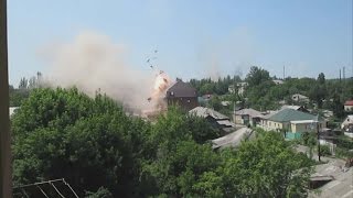 Славянск, ДНР, обстрел Купеческий дом Андреевский (видео попадания снаряда 8.06.2014) Славянск, ДНР, обстрел Купеческий дом Андреевский (видео попадания снаряда 8.06.2014)