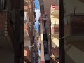 عمال إزالة عقار كرموز يتناوبون على العمل الشاق لمواصلة الهدم