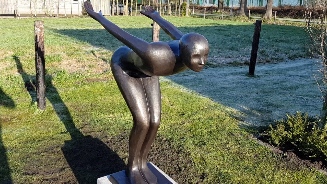 Tuinbeeld de Duiker van brons | Bronzen Beelden Winkel