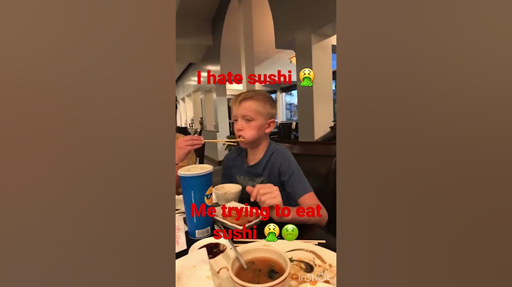 Aku benci sushi 🍣 🤮 aku mencoba memakannya #sushi #makan