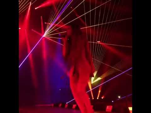 Ariana Grande show off her song