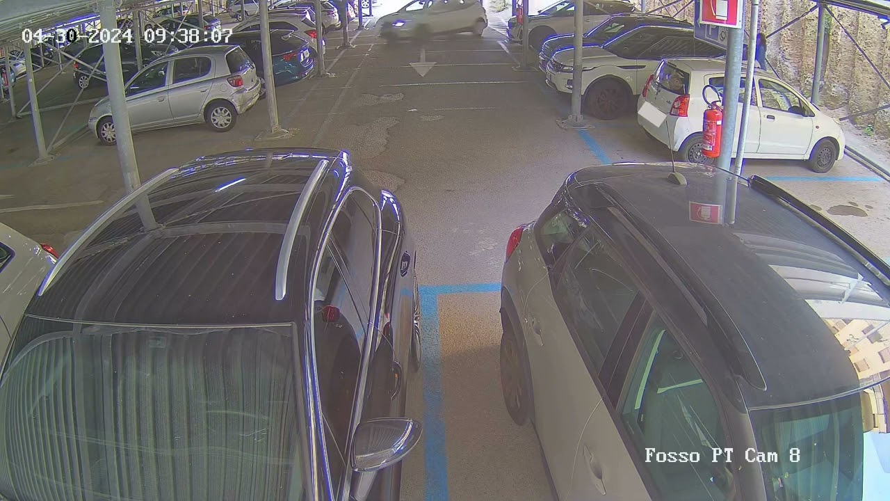 Auto colpisce palo di sostegno di un parcheggio a Messina