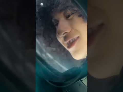 Mike 曾比特 -《有誰共鳴》MV 《REMEMBERING Leslie》聯乘一眾樂壇新血向哥哥張國榮致意，今次由Mike 曾比特獻聲重新演繹經典金曲