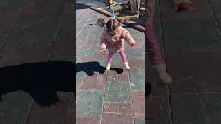 Zıpla Zıpla Mutluluk 😍 #seksek#çocukluk#oyunvakti#kızımla#annelik#mutluluk#eğlence#minikadımlar