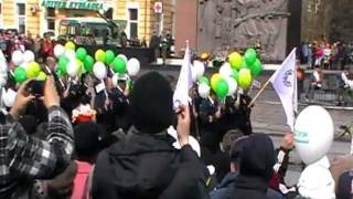 идёт колона 9 мая на параде в Ленинске-Кузнецке.