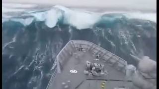 Корабль во время огромной волны в океане