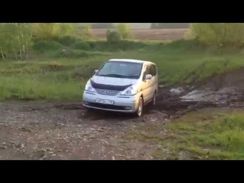 Ниссан Серена C24 (вариатор, п/п) выбирается из грязи. Nissan Serena C24 gets out of the mud.